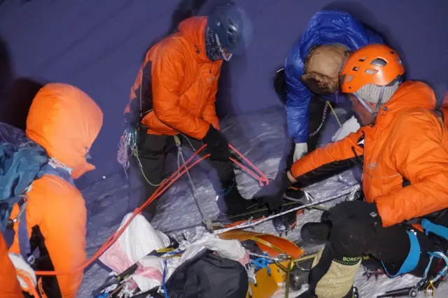 क्याम्प ३ भन्दा केही माथिको रातिको दृश्य, शवलाई खासगरी रातमा माथि उचाइबाट तल झार्ने काम गरिएको थियो