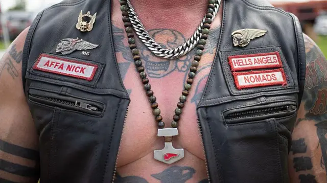 El pecho y chaleco de un miembro de los Hells Angels