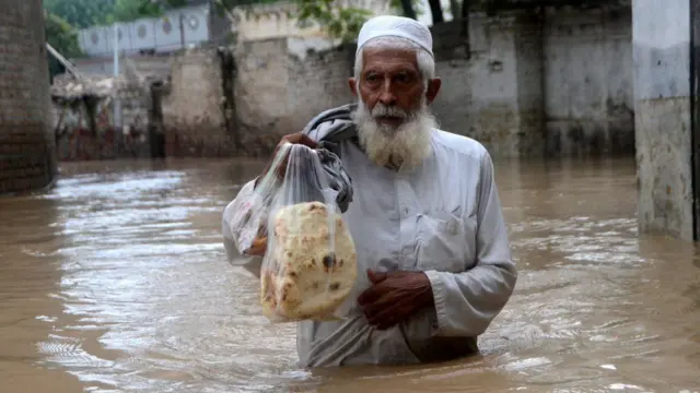 Nước ngập sâu ở thành phố Peshawar, tỉnh Khyber Pakhtunkhwa