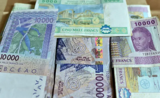 Des billets de francs CFA d'Afrique de l'Ouest et du Centre