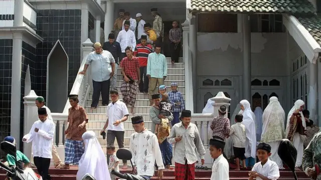 Jemaat Ahmadiyah meninggalkan Masjid An-Nur di Desa Manis Lor, Kuningan, Jawa Barat, pada 5 Agustus 2011 usai menunaikan salat Jumat.