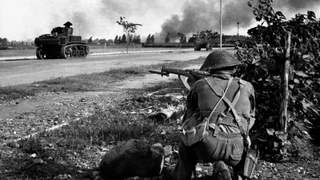 एक ब्रिटीश सैनिक रणगाड्यावर निशाणा रोखताना