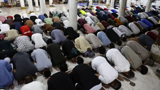 مسلمون يؤدون صلاة الجماعة في أحد المساجد 