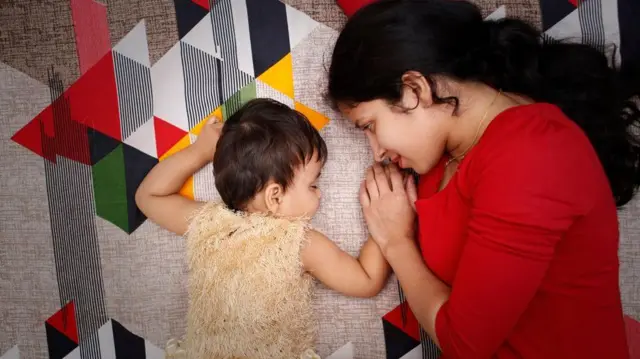 'தனியறையில் உடைந்து அழுதிருக்கிறேன்' - குழந்தை வளர்ப்பில் இளம் தாய்மார்களை வாட்டும் குற்ற உணர்ச்சி