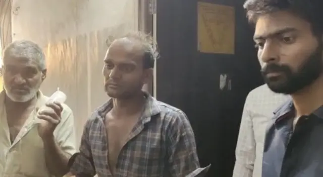 कैलासनाथ योगी (मध्य भागी)