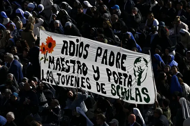 Feligreses despiden al papa Francisco
