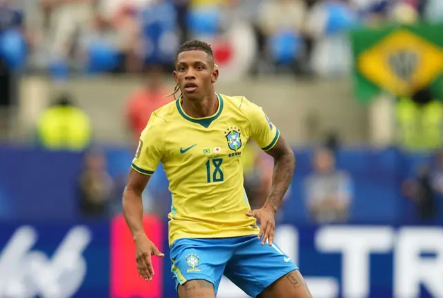 Danilo Santos com a camisa da Seleção brasileira