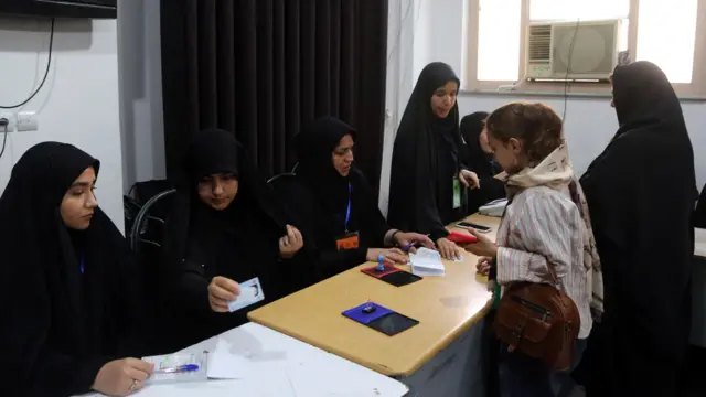 زنی بی حجاب در شعبه اخذ رای