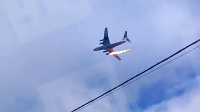 အင်ဂျင်တစ်လုံး မီးလောင်ရင်းသား ပျက်ကျလာတဲ့ လေယာဥ်ဟာ မြေပြင်နဲ့ အထိမှာ မီးလောင်ပေါက်ကွဲသွား