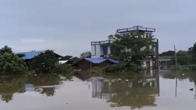 မြစ်ကြီးနားမြို့ ကြက်ပေါင်ခြံရပ်ကွက်မှာတော့ နေအိမ်တချို့ ရေနစ်မြုပ်နေပါပြီ