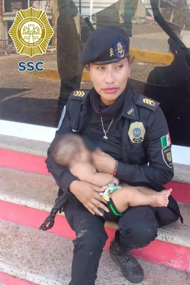 Arisbeth Dionisio Ambrosio alimenta a un bebé en Acapulco