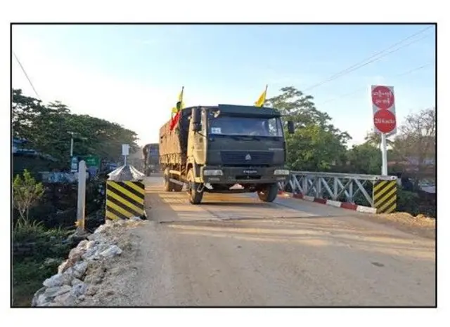 မေလ ၁၆ ရက်နေ့က မန္တလေး-မြစ်ကြီးနားလမ်းပိုင်းတလျှောက်က မြို့၊ရွာ တွေမှာ အုပ်ချုပ်ရေးလည်ပတ်ဖို့ ဌာနဆိုင်ရာဝန်ထမ်းတွေ၊ ကုန်ပစ္စည်းတွေ၊ စက်သုံးဆီတွေ တင်ဆောင်လာတဲ့ စစ်တပ်ယာဉ်တန်း 