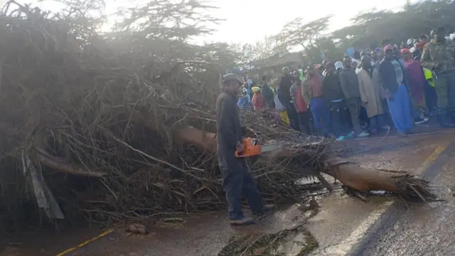 Emergency workers dey clear road