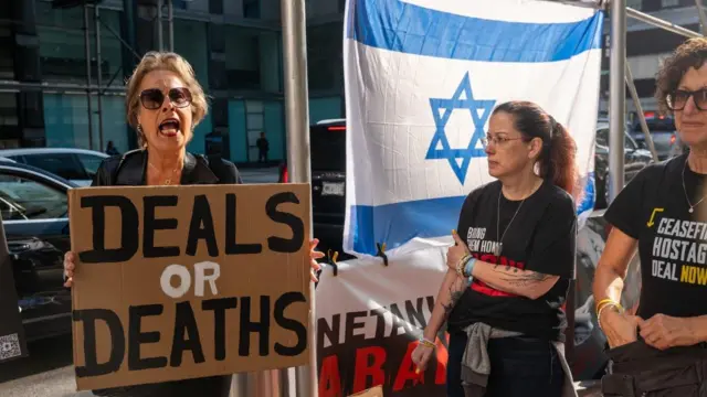 یکی از مخالفان سیاستهای دولت در اسرائیل نوشته، «توافق یا مرگ»