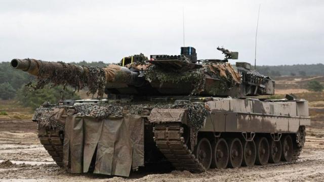 Leopard tanks: Germany finally send battle tanks wey Ukraine dey