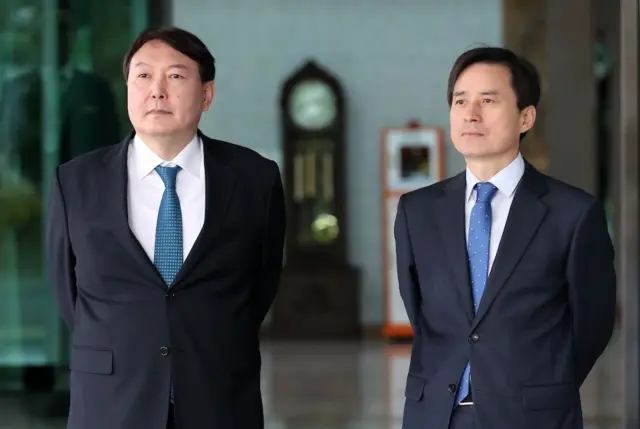 조은석 당시 서울고검장(오른쪽)과 윤석열 서울중앙지검장이 나란히 서 있는 모습