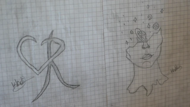 દિવાલ પર પિન કરેલા એક ડ્રોઈંગમાં તેની માતાના નામનો પ્રથમ અક્ષર હૃદયના આકારમાં ઢળેલો દેખાય છે