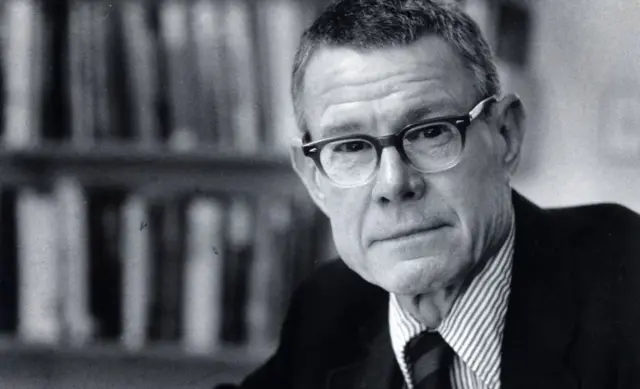 Retrato en blanco y negro de Thomas Schelling.