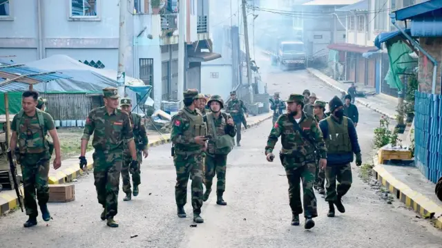 TNLA တပ်ဖွဲ့ဝင်တွေ (ပုံဟောင်း)