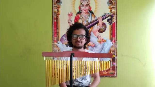 आफैँ गीत लेख्ने गाउने र सङ्गीत भर्ने उज्ज्वल सागर मेनुकाको सानैदेखिका साथी हुन्