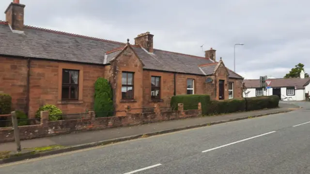 इतक्या लहान गावात हजारो लग्न होत असतील असं वाटतही नाही