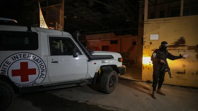 مركبات تابعة للجنة الدولية للصليب الأحمر تصل لنقل رفات رهائن إسرائيليين سلمتهم حماس في مدينة غزة، 14 أكتوبر/تشرين الأول 2025