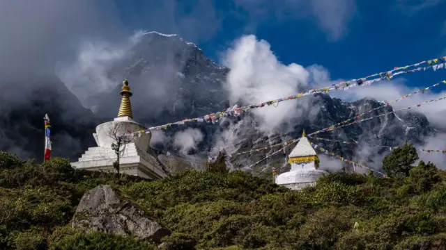 Stupa Buddha di Gunung Kongde Ri, Himalaya