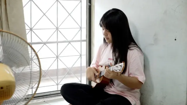 ထိုင်းနိုင်ငံ၊ ဘန်ကောက်မြို့မှာ မိခင်နဲ့အတူနေထိုင်နေတဲ့ ပြည့်ပြည့်