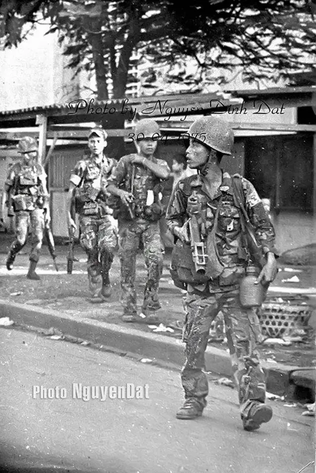 9 giờ sáng ngày 30/4/1975, lính dù VNCH từ trại Hoàng Hoa Thám-Tân Bình rút quân về hướng trung tâm Sài Gòn. Ảnh chụp trên đường Trương Minh Giảng, trước trường tiểu học Trương Minh Giảng phía trong hẻm là trường Lê Bảo Tịnh. Xem ảnh mình lại nhớ người anh kế hơn mình một tuổi, anh trai mình cũng cởi bỏ quần áo lính "biệt động quân" từ Biên Hòa chạy về nhà tại Sài Gòn. Sau đó anh đi học cải tạo ba ngày rồi về quê vợ đi kinh tế mới. Anh mất ở tuổi 52, cả cuộc đời anh thật vất vả đáng thương. 