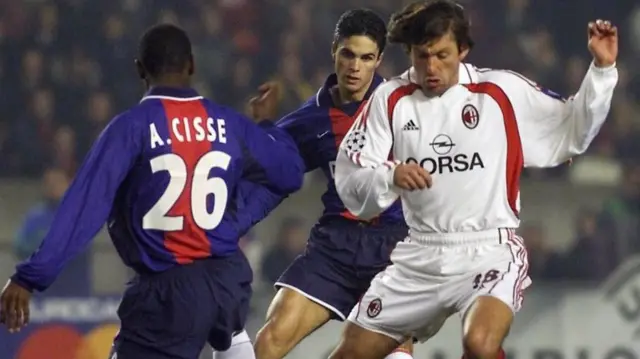 آرتتای هجده ساله که به صورت قرضی برای پاری‌سن‌ژرمن بازی می‌کرد، در حال تعقیب لئوناردو، ستاره برزیلی میلان در جریان بازی لیگ قهرمانان اروپا 