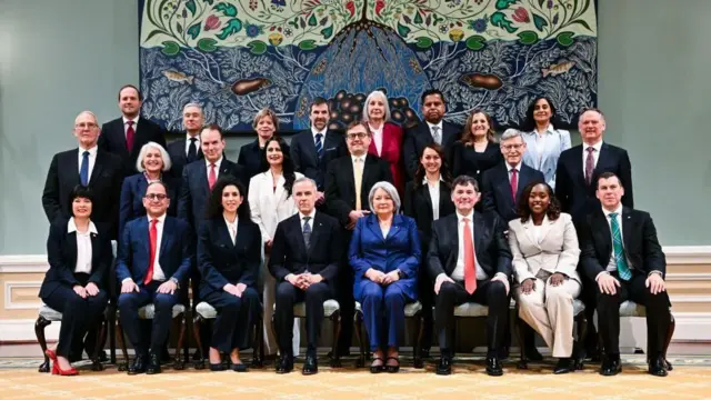 مارک کارنی در کنار کابینه جدید کانادا