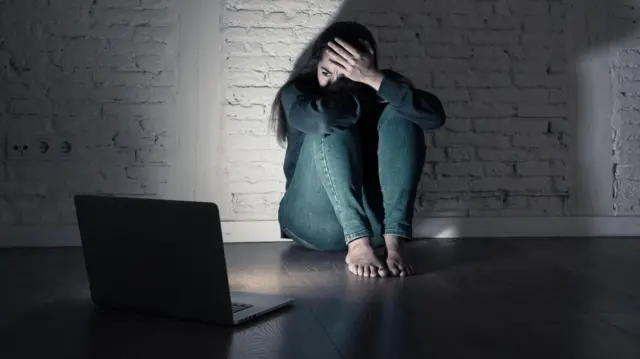 Sekstorsi dapat membuat korban stres hingga bunuh diri. 