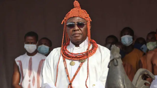 Oba ilu Benin, Oba Ewuare II nibi ayẹyẹ kan to ti gba ọkan lara awọn idẹ ti wọn ji gbe lọ naa ni 2022
