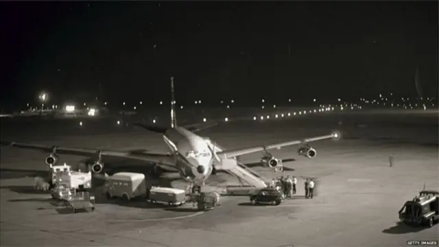 বিমান হাইজ্যাক করে আরব দেশগুলোয় জনপ্রিয় হয়ে ওঠেন লায়লা খালেদ।