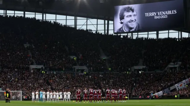 تیمهای تاتنهام و استون ویلا قبل از بازی امروز در لیگ برتر به تری ونبلز ادای احترام کردند