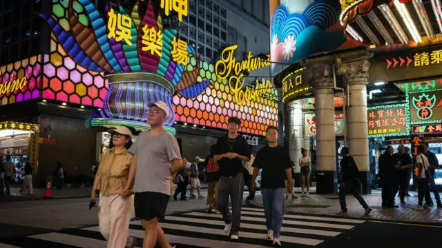 澳门新口岸财神酒店娱乐场外游客在闲逛（2/10/2024）