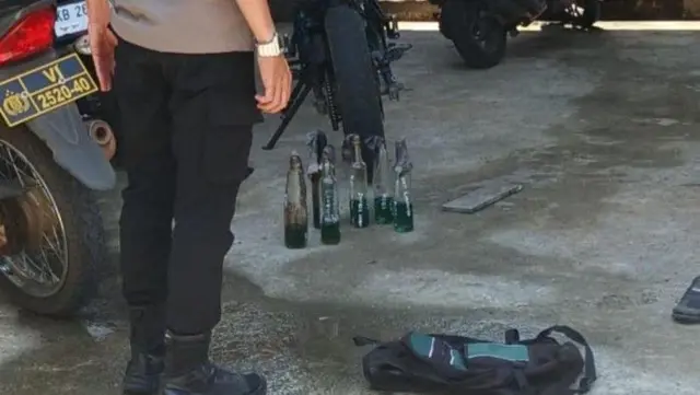 Bom molotov di SMPN 3 Sungai Raya.