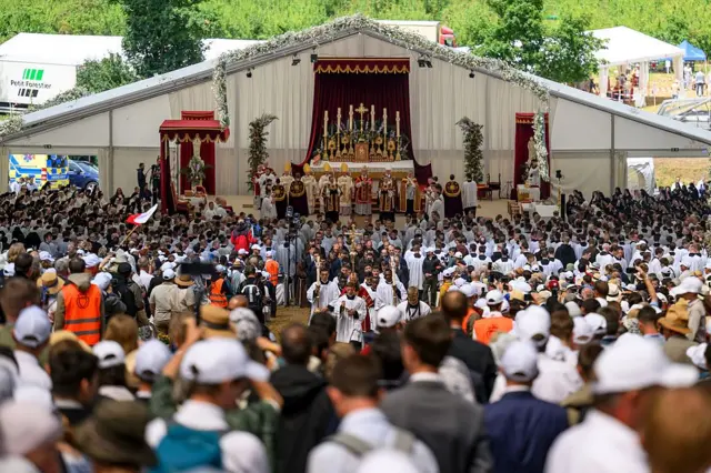 Una multitud en un oficio de consagración obispal de la la Fraternidad Sacerdotal San Pío X