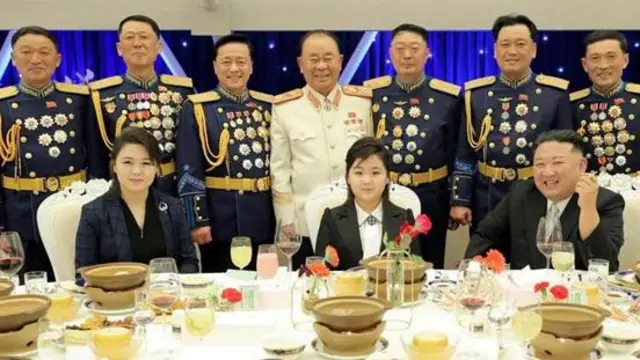 Kim Ju-ae akiwa na baba yake Kim Jong-un na mama Ri Sol Ju kwenye karamu