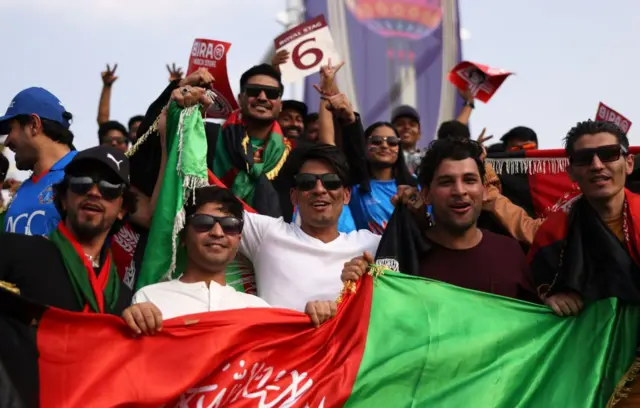 पुण्यात स्टेडियममध्ये अफगाणिस्तानला पाठिंबा देण्यासाठी जमलेले चाहते