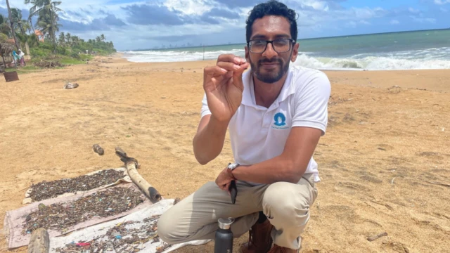 Mudita Katuvavala pokazuje sitne plastične kuglice sakupljene na plaži u Šri Lanki