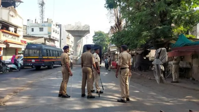 ज्या परिसरात ही घटना घडली तिथं असं तणावपूर्ण वातावरण होतं.