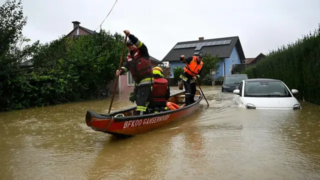 Fototapajós esporte apostaum barco passandotapajós esporte apostameio a carros quase cobertos pela água. 