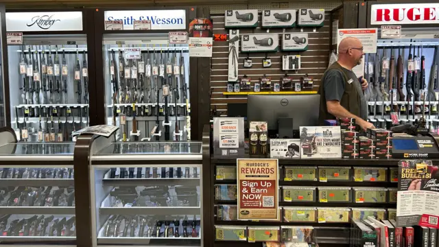 Tienda de armas de fuego en Rock Springs, Wyoming. Suicidio