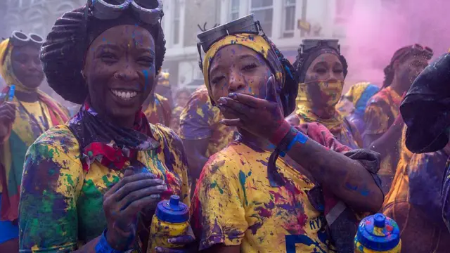 Женщины в футболках, измазанных краской