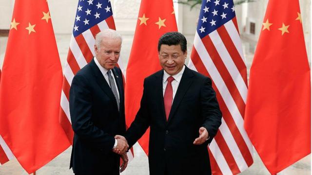 O presidente americano Joe Biden apertando a mão do presidente chinês Xi Jinpingjogos que realmente dao dinheironovembrojogos que realmente dao dinheiro2022