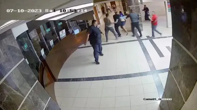 इजरेली डिफेन्स फोर्सेसले एउटा सीसीटीभी फुटेज जारी गर्दै अक्टोबर ७ का दिन विपिन जोशीलाई हमासको नियन्त्रणमा रहेको देखिएको बताएको छ 