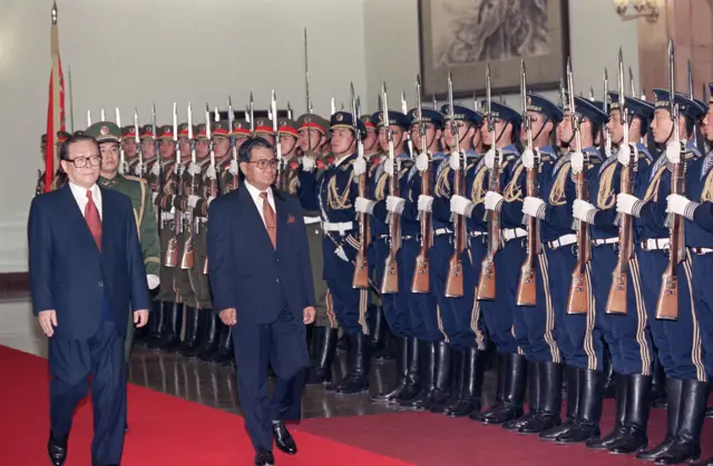 တရုတ်သမ္မတ ကျန်ဇီမင်းနဲ့အတူ တွေ့ရတဲ့ ဗိုလ်ချုပ်မှူးကြီးသန်းရွှေ