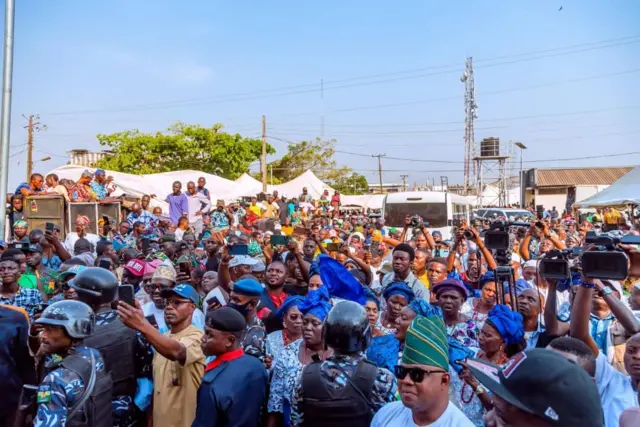 Awọn ara ilu nibi eto ayẹyẹ naa