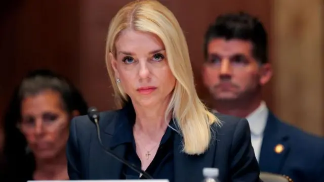 एपस्टीन मामले में अमेरिकी अटॉर्नी जनरल पॉम बोंडी को आलोचनाओं का सामना करना पड़ा है